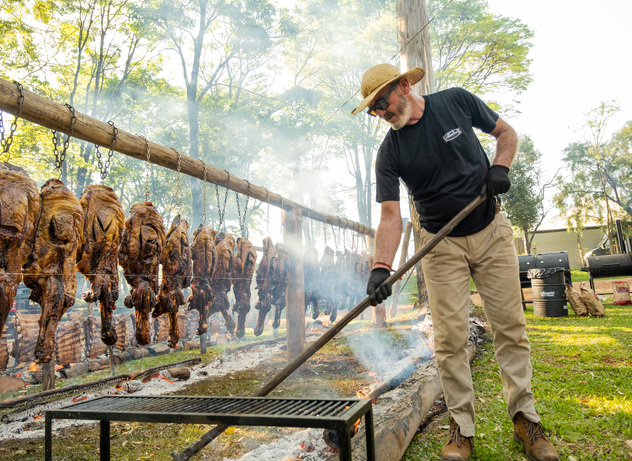 Um evento que reúne várias culturas ao redor do fogo